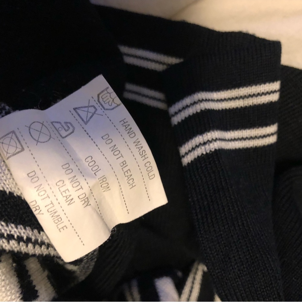 Vintage 1994 Fendi sweater in black and white - Picture 9 of 12